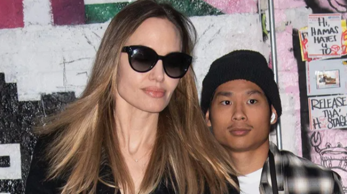 Сын Анджелины Джоли врезался на электровелосипеде в автомобиль и получил серьезные травмы
