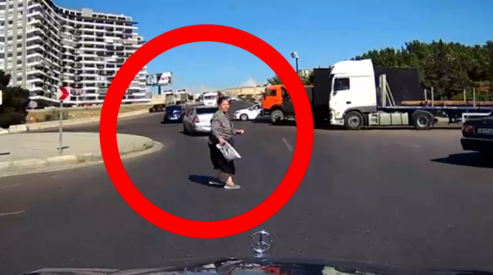Dairədə maşınların arxasında gizlənən qadın piyada qorxunc anlar yaşatdı – ANBAAN VİDEO 