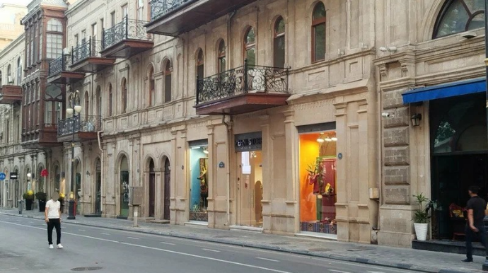 Bu küçəyə motosikletlərin girməməsi üçün lent çəkildi, piyadalara maneə yarandı - FOTO