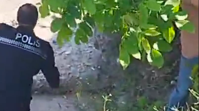 Polis çaya düşən azyaşlını xilas etdi - Babası boğuldu - VİDEO 