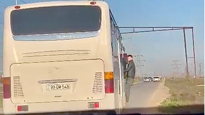 Avtobusda təhlükəli anlar: Gənclər qapıdan sallanaraq həyatlarını riskə atdı - VİDEO