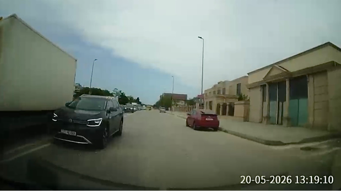 Əks yola çıxan sürücü qarşıdan gələn avtomobili təhlükə ilə üz-üzə qoydu   - VİDEO