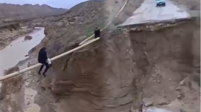 Qaradağda yolu sel apardı - Belə keçirlər - VİDEO