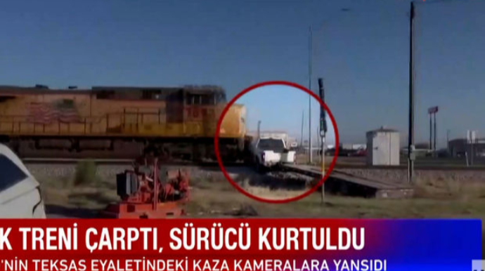 Yük qatarı relslərə ilişib qalan minik avtomobilinə çırpıldı – ANBAAN VİDEO 