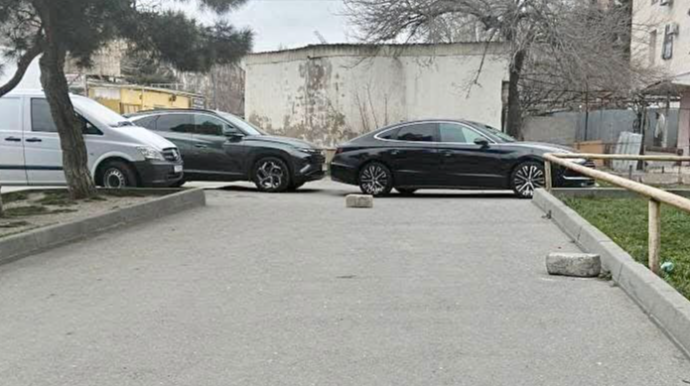 Binəqədidə qanunsuz parklanma - Yolun girişi bağlandı   - VİDEO