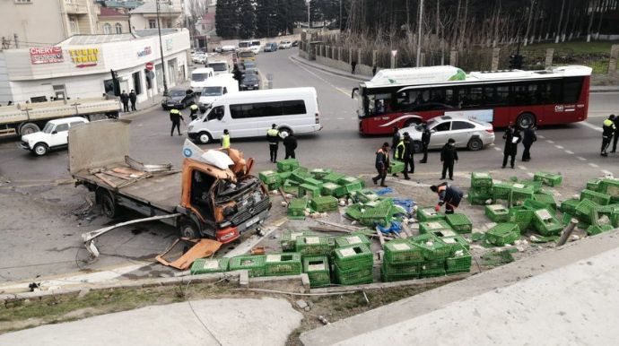 В Баку перевернулся грузовик с живыми курами  - ФОТО