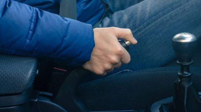 Sürücülərin “ruçnoy”dan səhv istifadəsi hansı təhlükələrə səbəb olur? - ARAŞDIRMA 