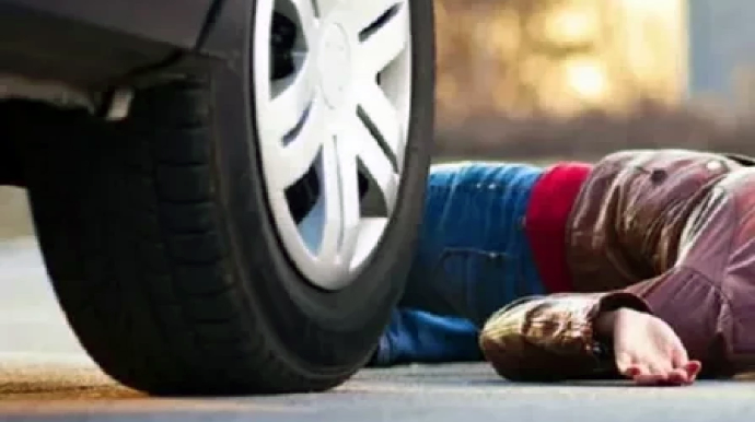 Neftçalada avtomobil qadını vuraraq öldürüb 