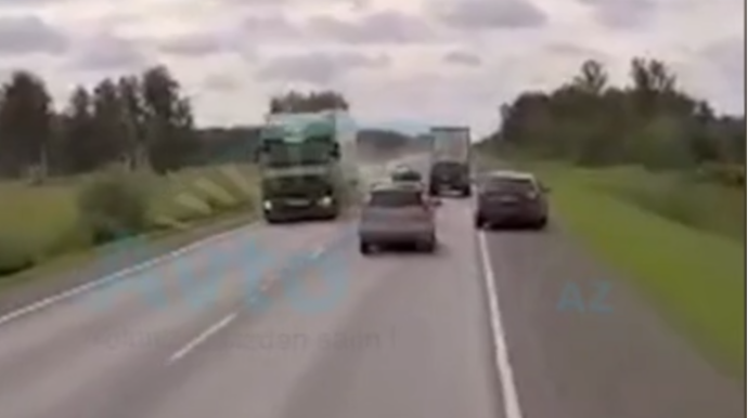 Əks yola çıxan sürücü dəhşətli qəzaya səbəb oldu - 6 nəfər yaralandı - VİDEO