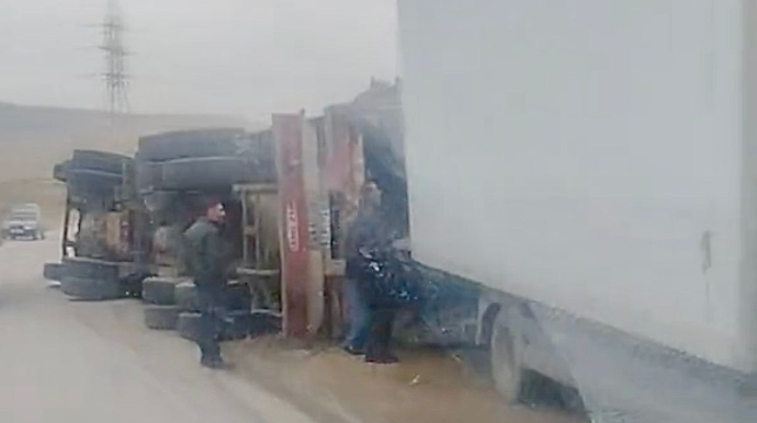 Lökbatan-Qobu yolunda qəza - Yük maşını aşdı - VİDEO