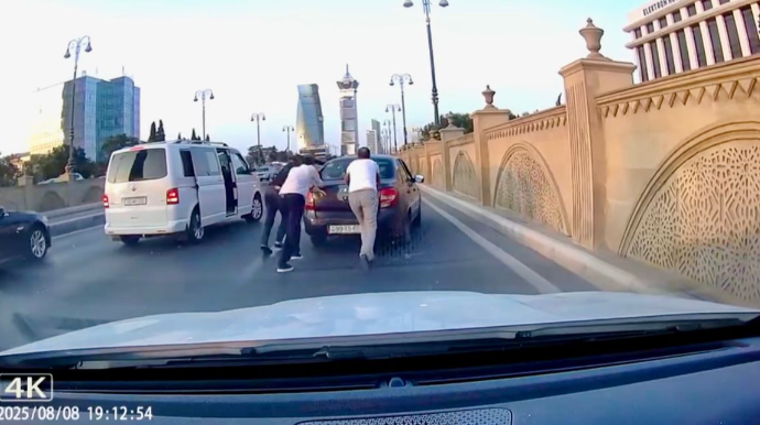 Vətəndaşlardan təqdirəlayiq addım:  Nasaz maşını itələyərək yola saldılar   - VİDEO