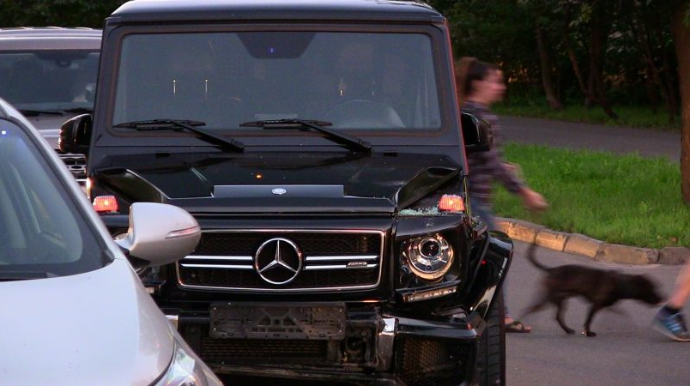 “Gelandewagen” iki avtomobillə toqquşdu;  yaralılar var - FOTO 