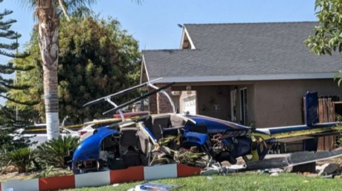 Kaliforniyada helikopter şəxsi evin həyətindəki palma ağacına çırpılıb - VİDEO 