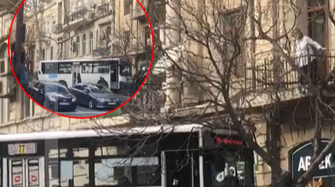 Bakının mərkəzində qəza:  Avtobus ağaca çırpıldı  - VİDEO