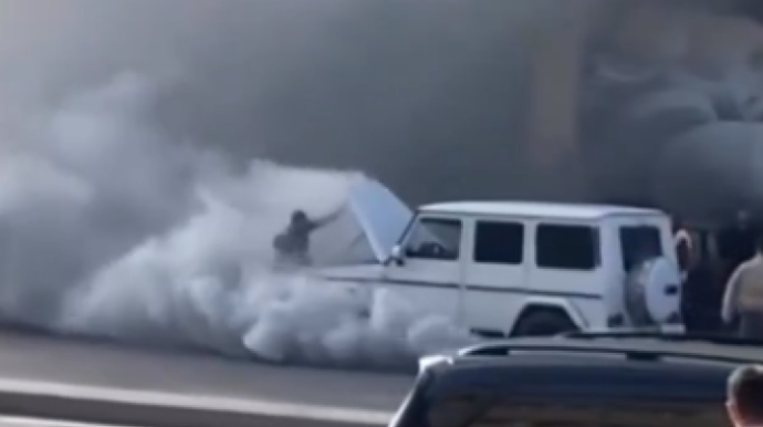 Bakıda "Gelandewagen" yolun ortasında yandı; mühərrik sıradan çıxıbmış - VİDEO