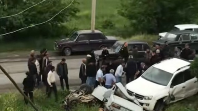 Şəmkirdə ağır yol qəzası: "VAZ" ikiyə bölündü - VİDEO