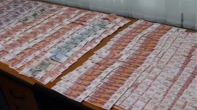 Bakıya gələn cütlükdə külli miqdarda pul tapıldı