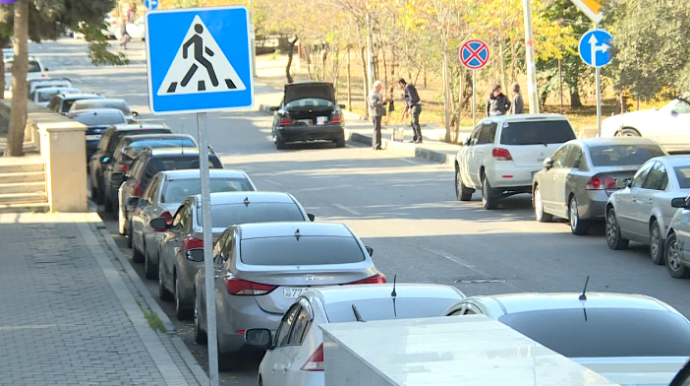 Yol kənarları və səkilər zəbt edilir, sıxlıq yaranır  - Qadağanedici nişanın tələbinə niyə əməl olunmur?  - VİDEO