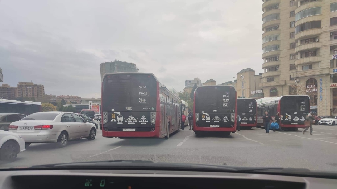 "BakuBus" sürücüləri Bakının mərkəzi küçəsini bağladı  - FOTO