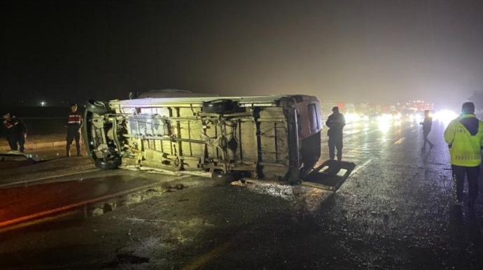 Diyarbəkirdə avtobus aşıb, 14 nəfər yaralanıb 