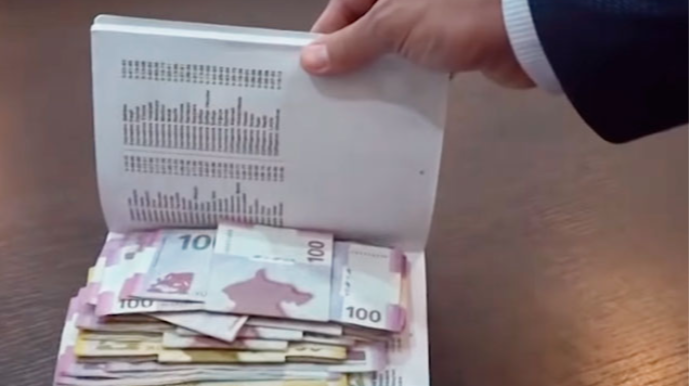 Vəzifəli şəxs rüşvət alarkən tutuldu 