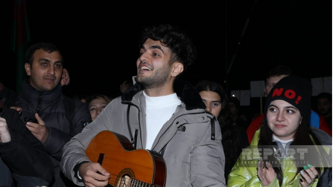 Xankəndi-Laçın yolunda aksiya iştirakçıları vətənpərvərlik ruhunda mahnılar ifa edirlər  - FOTO