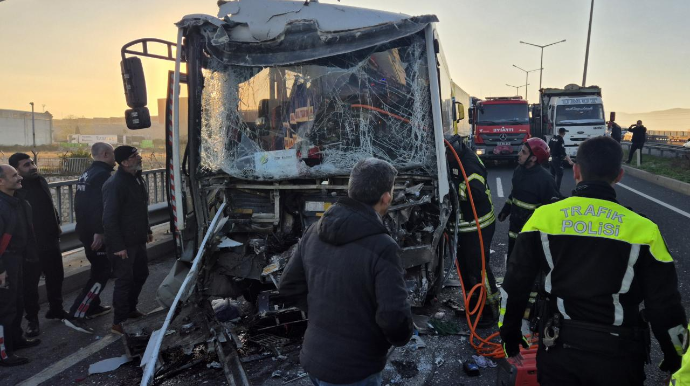 Mikroavtobus yük maşınına çırpılıb: yaralılar var 