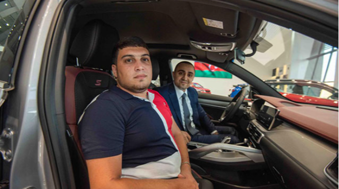 “Geely Azərbaycan” Camal Alxasova avtomobil hədiyyə etdi - FOTO 