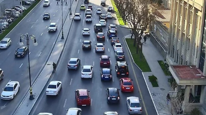 Bakının bir sıra yollarında tıxac yaranıb - SİYAHI 