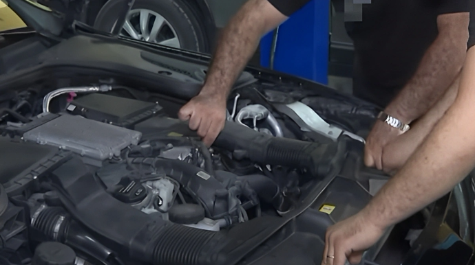 Avtomobil satışı ilə məşğul olan şəxslər bəzi təhlükəli üsula əl atıblar - VİDEO