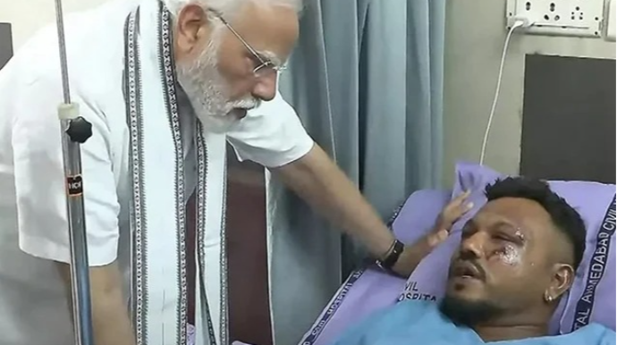 Modi qəzadan sağ çıxan yeganə şəxsi ziyarət etdi  - VİDEO