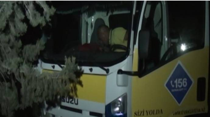 Goranboyda evakuator qəza törədib, daşıdığı avtomobil yararsız hala düşüb - FOTO