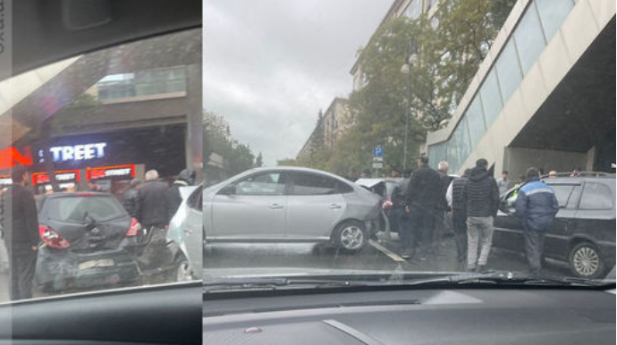 Цепная авария в Баку: столкнулись три автомобиля  - ФОТО