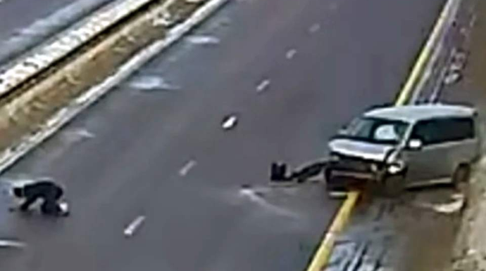 Yüksək sürət ağıq qəzaya səbəb oldu – Sərnişin maşındın havaya uçdu – ANBAAN VİDEO