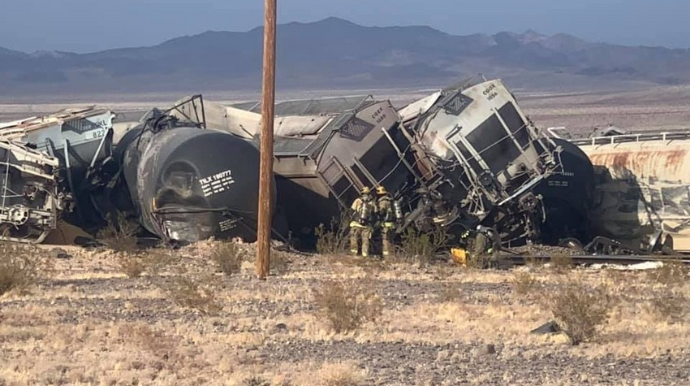 ABŞ-da qatar relsdən çıxıb, 44 vaqon bir-birinə qarışıb  - FOTO