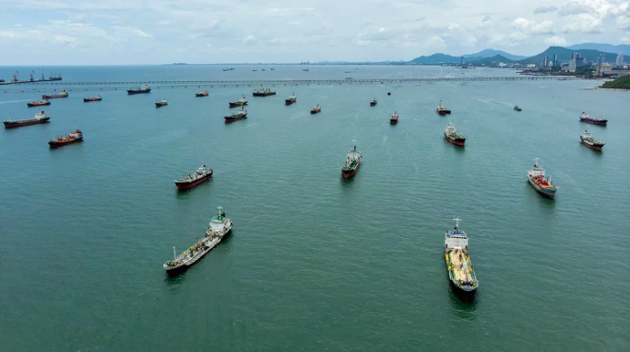 Hindistanın iki tankeri Hörmüz boğazından keçdi 