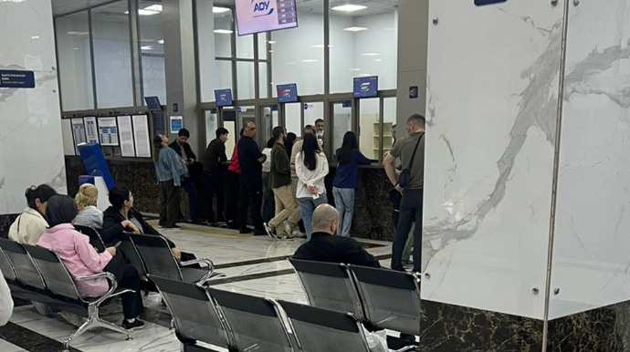 Tbilisi qatarına ilk bileti o aldı - Vağzalda növbə yaranıb - FOTO 