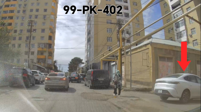 Avtomobili yolun ortasına atıb bir maşınlıq yer saxladı - VİDEO