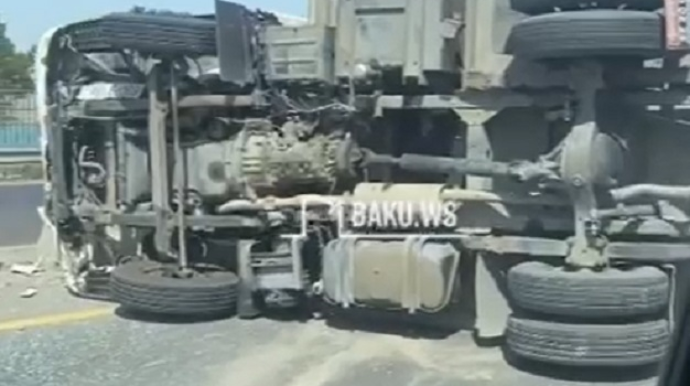 Bakıda yük maşını magistral yolda aşdı - VİDEO 