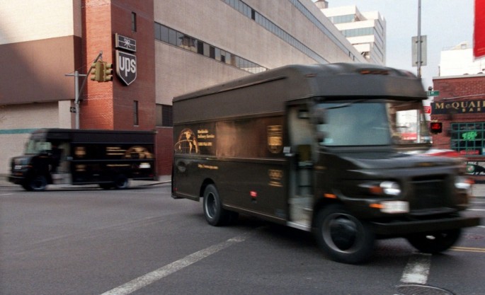 UPS anbarından 400-ə yaxın silah oğurlanıb