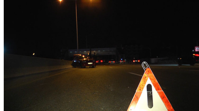 Gəncədə avtomobil işıq dirəyinə çırpılıb, sürücü xəsarət alıb 