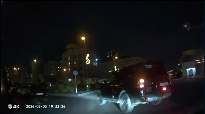 В Баку водитель резко затормозил и создал аварийную ситуацию – ВИДЕО 