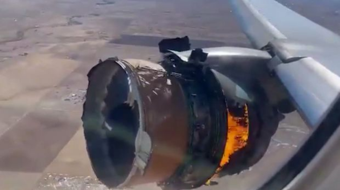 ABŞ-da uçuş zamanı təyyarənin mühərriki yandı - VİDEO