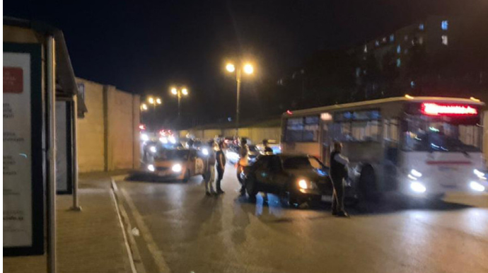 Bakıda minik avtomobil sərnişin avtobusuna çırpılıb - FOTO