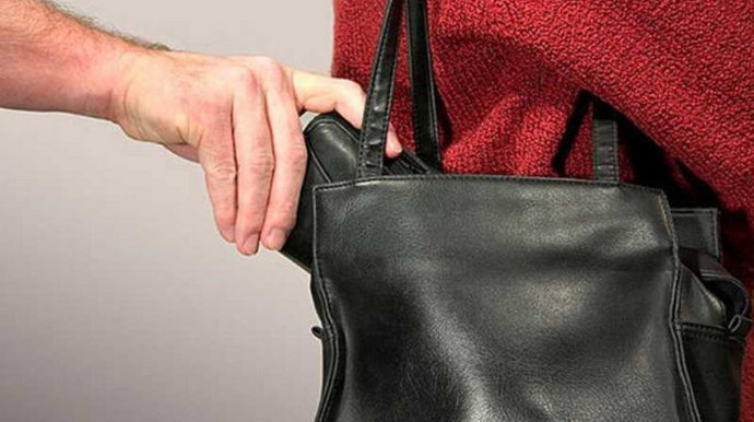 Kafedə Bakı sakininin çantasından 7 000 manat oğurlanıb 