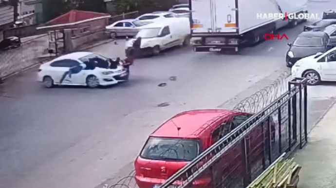 Dəhşətli motosiklet qəzası:  zərbənin gücündən bir neçə metr kənara uçdular - VİDEO