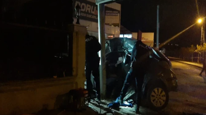 Maşın reklam lövhəsinə çırpıldı, ölənlər var 