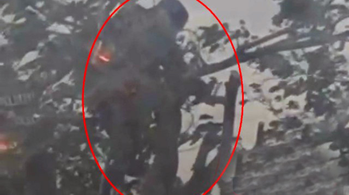 Maşın bazarında ağac kəsən avtosalon sahibi bir nəfəri yaraladı - VİDEO 