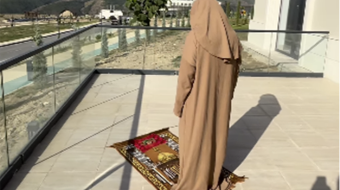 Elza Laçında namaz qıldığı videonu paylaşdı - VİDEO