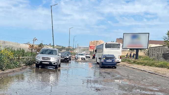 Водители жалуются на разбитую дорогу в Хырдалане - ВИДЕО 